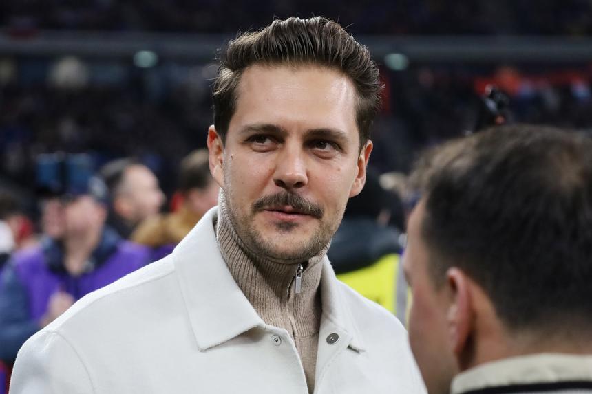 Похож на отца: жена Милоша Биковича снялась с подросшим сыном от актера