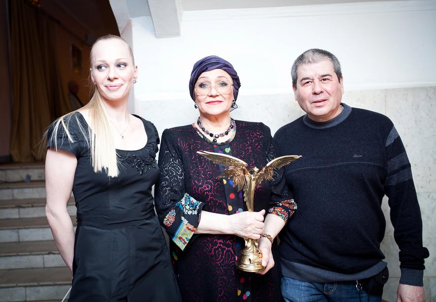 Алкоголь лился рекой: дочь Руслановой устроила банкет на могиле матери в свой день рождения