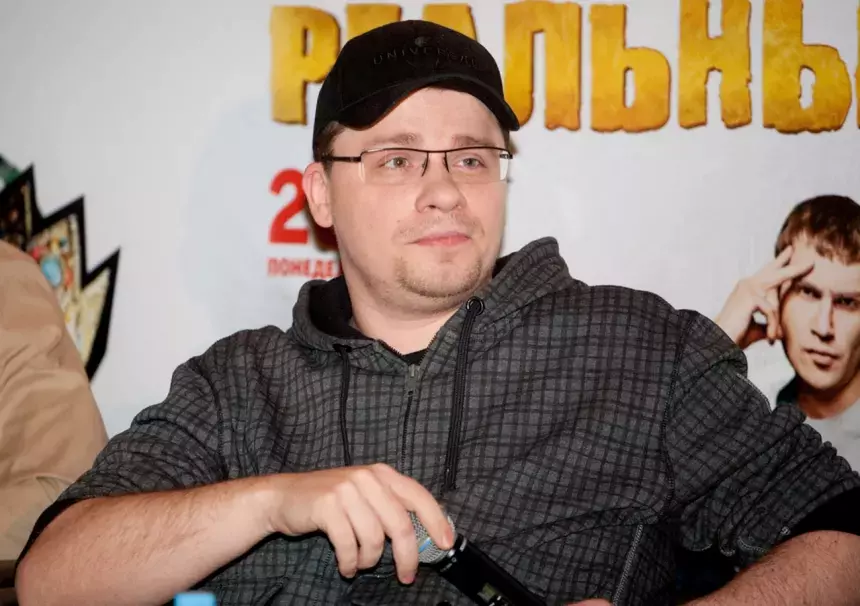 «К сожалению, сниматься не перестанет»: Харламов высмеял актерский талант Деревянко