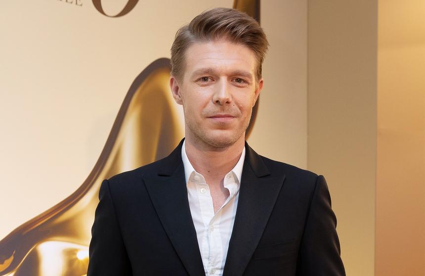 Невеста в сером, жених в розовом: Никита Ефремов намекнул на тайную свадьбу с художницей