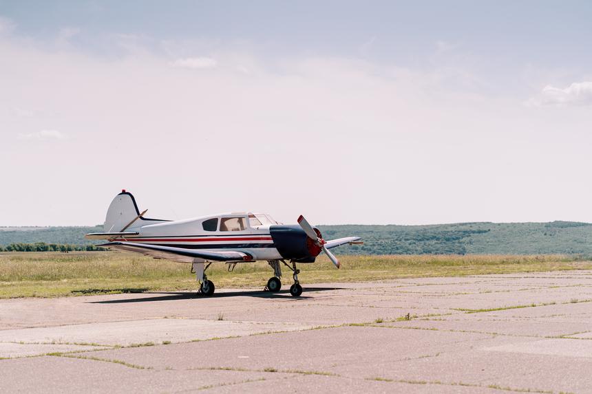 Чуть не рухнул на дорогу: самолет пролетел над крышами домов в Красноярском крае