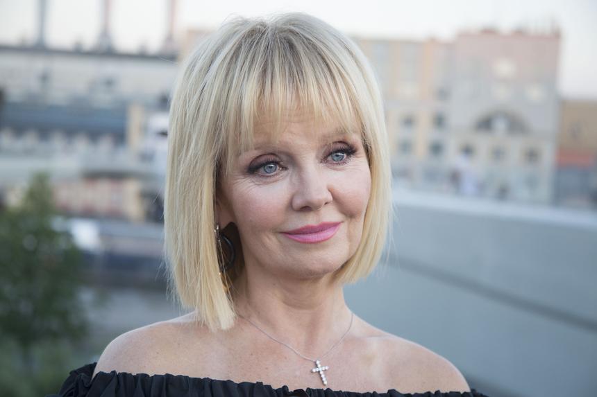 Давались все предметы за одним исключением: как певица Валерия училась в школе