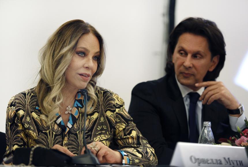 Орнелла Мути расстроилась на выставке художника Никаса Сафронова