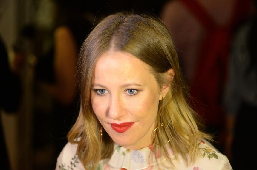 «Отстань от детей»: Собчак в маске кошечки унизила Mia Boyka после скандала с девочкой-квадробером