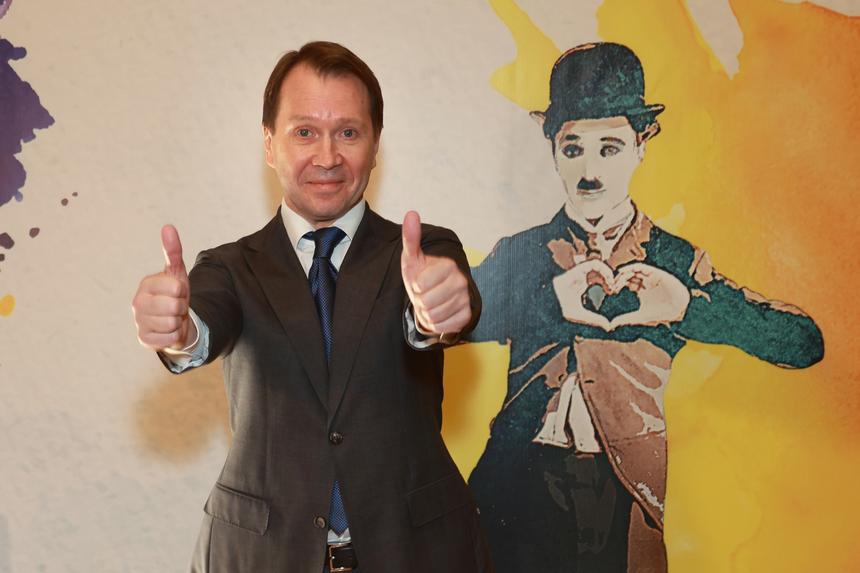 Евгений Миронов впервые появился в Театре Наций после операции на позвоночнике