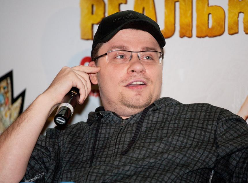 Пришла с букетом для невестки: мама Гарика Харламова поддержала Катерину Ковальчук на премьере фильма