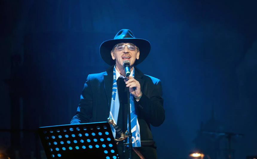 Без шляпы и в китайских кроссовках: Боярский приехал на избирательный участок