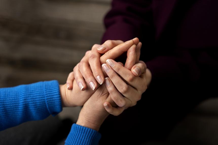 «Нас передавали по цепочке»: как волонтеры спасли жительницу Суджи и ее мужа