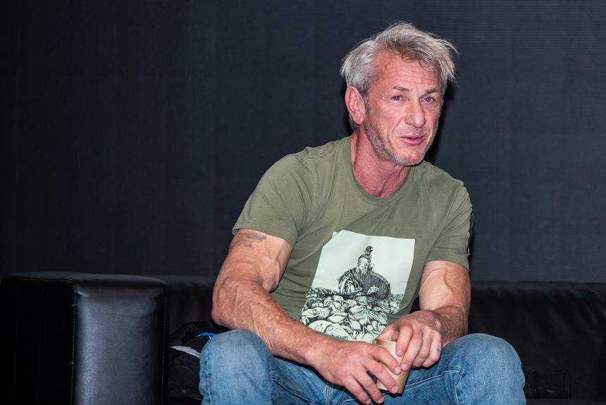 Шон Пенн вышел в свет с молдавской возлюбленной на 34 года младше него