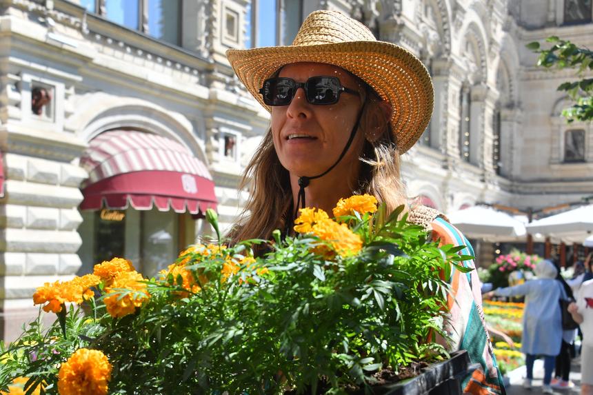 «Директ взрывается, как моя косметичка»: 52-летний Влад Лисовец с иронией ответил на критику его образов