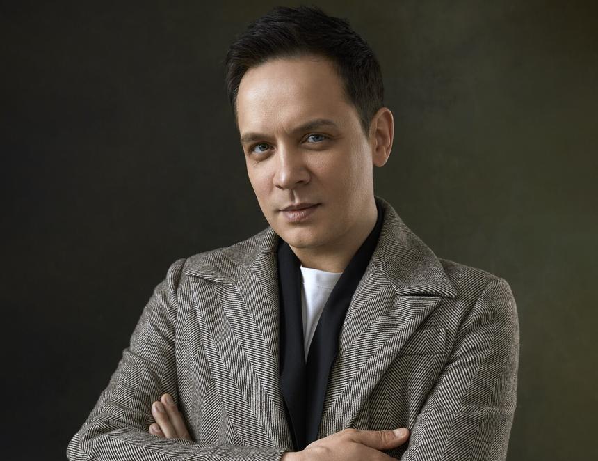 «Сделаю все, чтобы в твоей жизни этого было больше»: Александр Асташенок о реакции жены на поклонниц