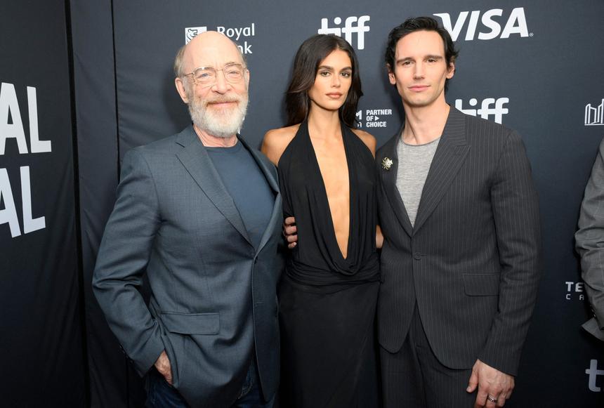 Дочь Синди Кроуфорд продемонстрировала фигуру в платье с декольте до талии