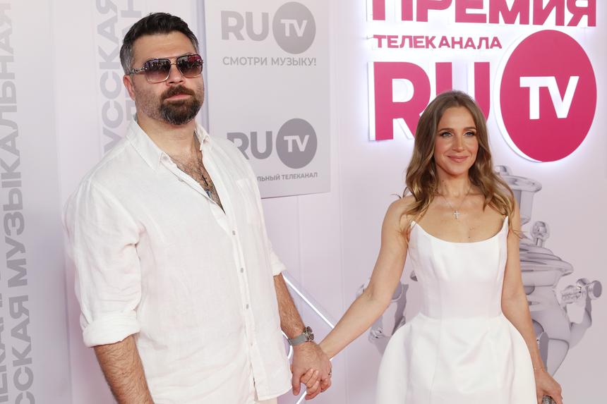 «Как же муж позволил?»: 41-летнюю Юлию Ковальчук раскритиковали за шорты и яркий макияж