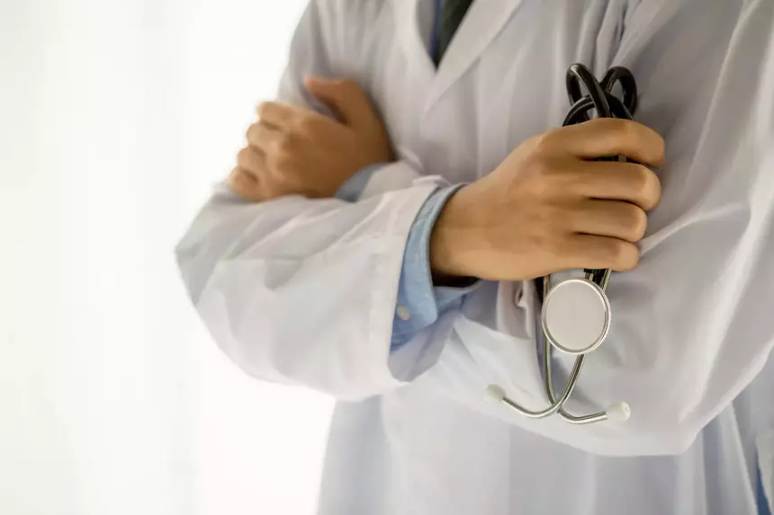 В российском городе алкозависимый мужчина умер после антипохмельной капельницы