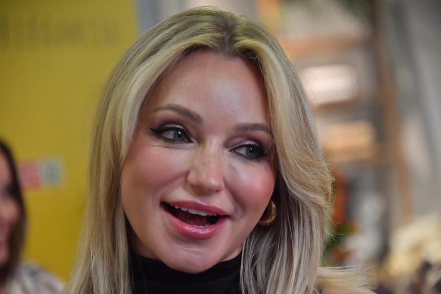 «Зарядились, пошли модничать»: жена Маликова появилась на модном показе со свекровью