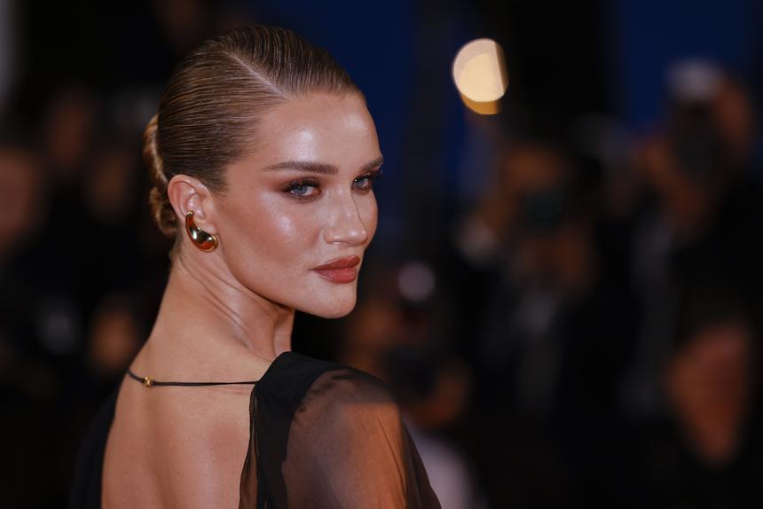 Выглядела впечатляюще: модель Роузи Хантингтон-Уайтли вышла в свет в прозрачном комбинезоне