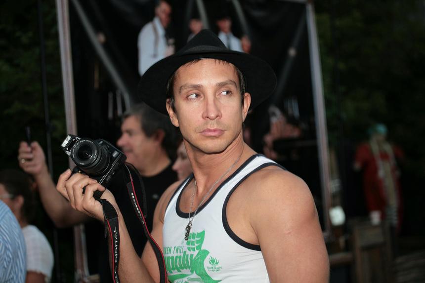 Стал отцом в третий раз: певец Данко забрал молодую жену и сына из роддома