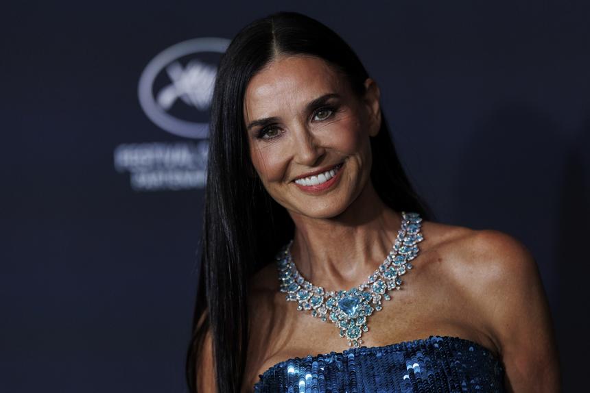 61-летняя Деми Мур снялась для обложки глянцевого журнала в костюме и без блузки