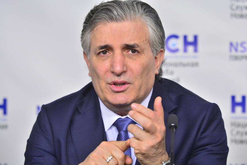 «Извините, мне очень плохо»: супруга Эльмана Пашаева не стала отвечать на вопросы после его ареста