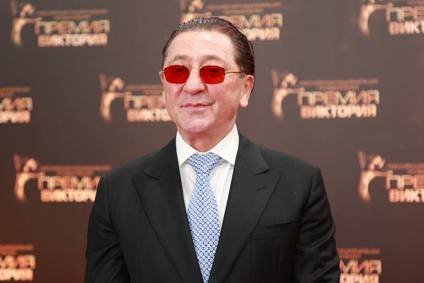 Певец Григорий Лепс засмотрелся на молодую бэк-вокалистку и хотел хлопнуть сзади