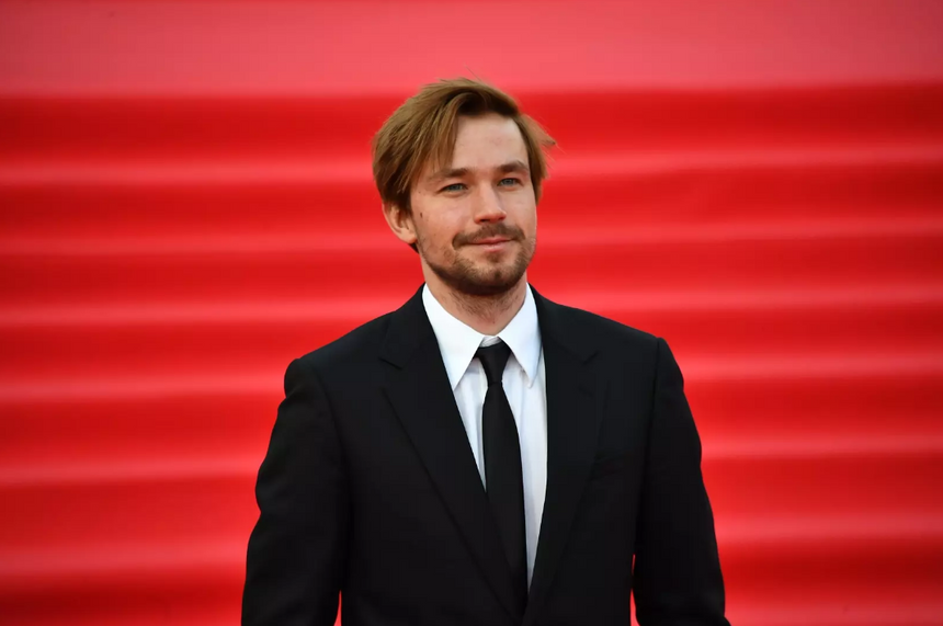 Звезда «Полицейского с Рублевки» Александр Петров читает стихи в Москве за 60 тысяч рублей