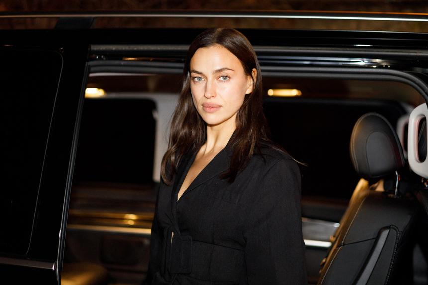 «Олицетворяет силу и стойкость»: Ирина Шейк снялась с новой короткой стрижкой