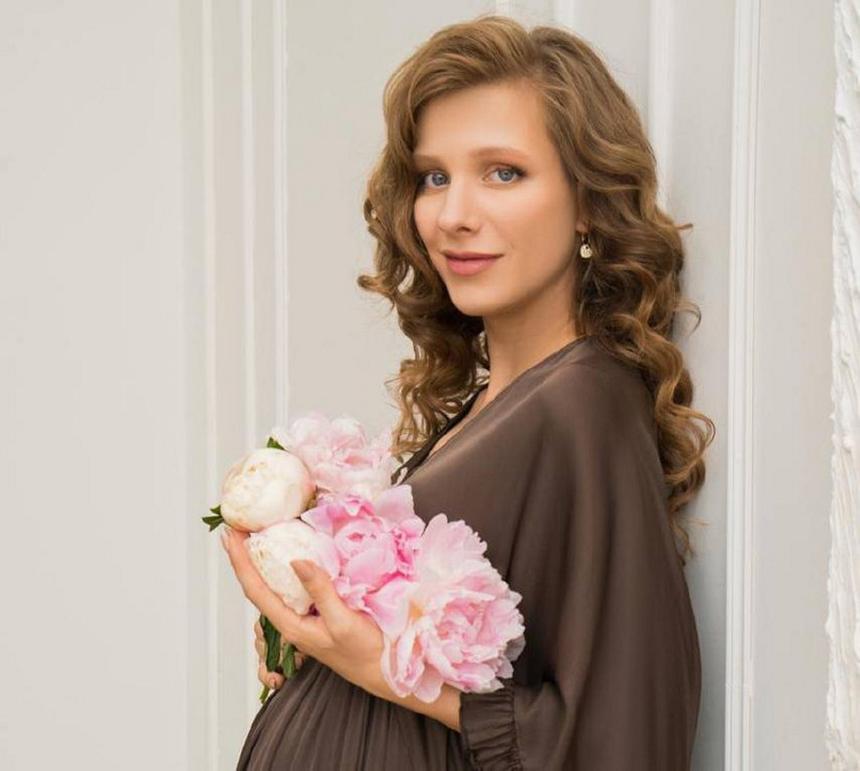 «Жду спектакля, как настоящего чуда»: Лиза Арзамасова о возвращении на сцену после декрета