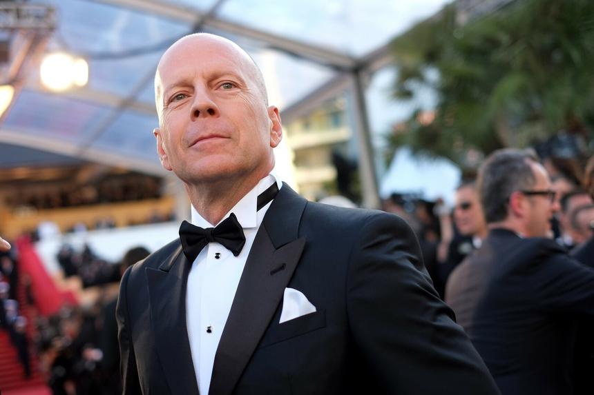 «Это уже не он»: тяжелобольной Брюс Уиллис появился на публике и выглядел уставшим