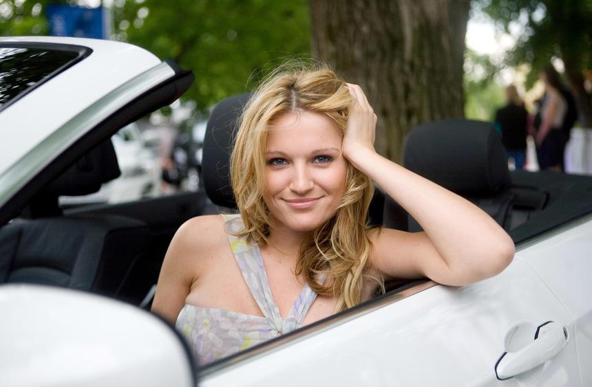 «Это ад»: звезда Reflex покинула РФ с мужем и сыном, оставив двухмесячную дочь в Москве