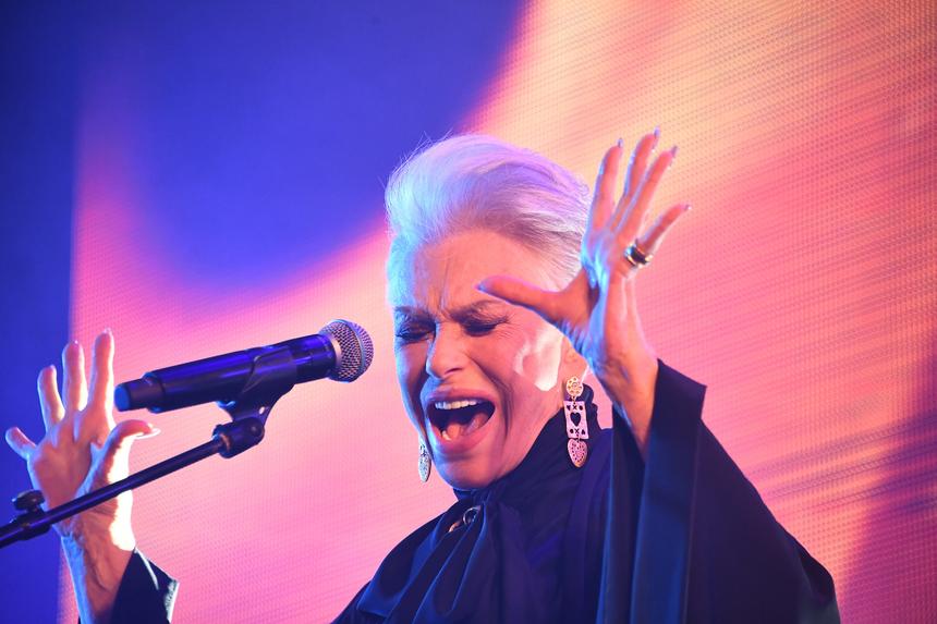 Ирина Понаровская хоронит единственного сына, умершего в 39 лет: молча пришла в собор вся в слезах