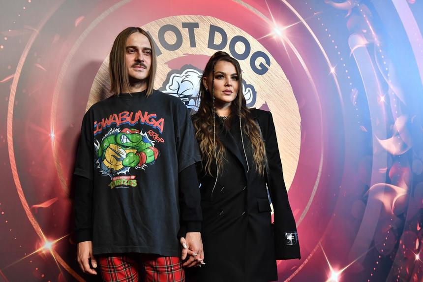 Пол и имя ребенка держат в секрете: Софья Таюрская и Илья Прусикин* стали родителями