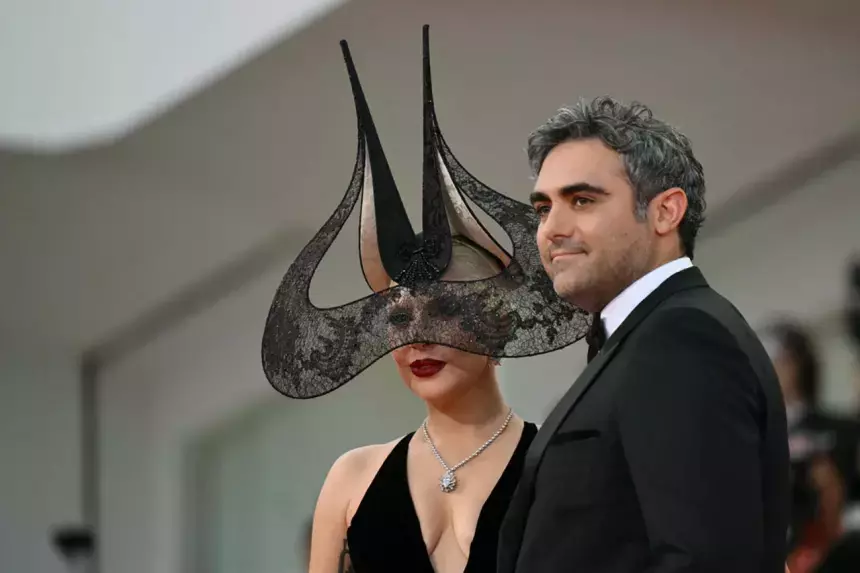 Леди Гага в образе Харли Квинн появилась с женихом на показе «Джокера» в Лондоне