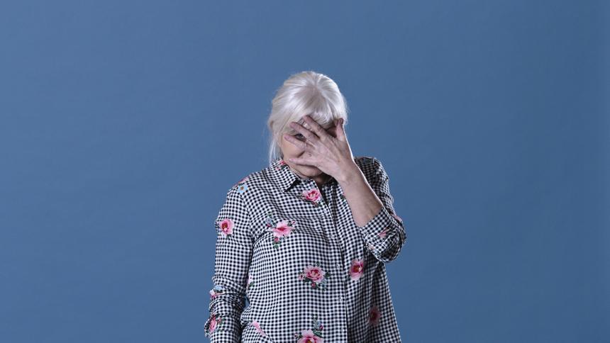 Разозлился из-за собаки: пьяница избил мать погибшего бойца СВО в российском городе