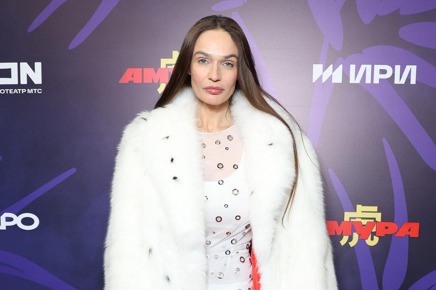 Была в прозрачном платье и шубе: Алена Водонаева появилась на премьере сериала в эффектном образе