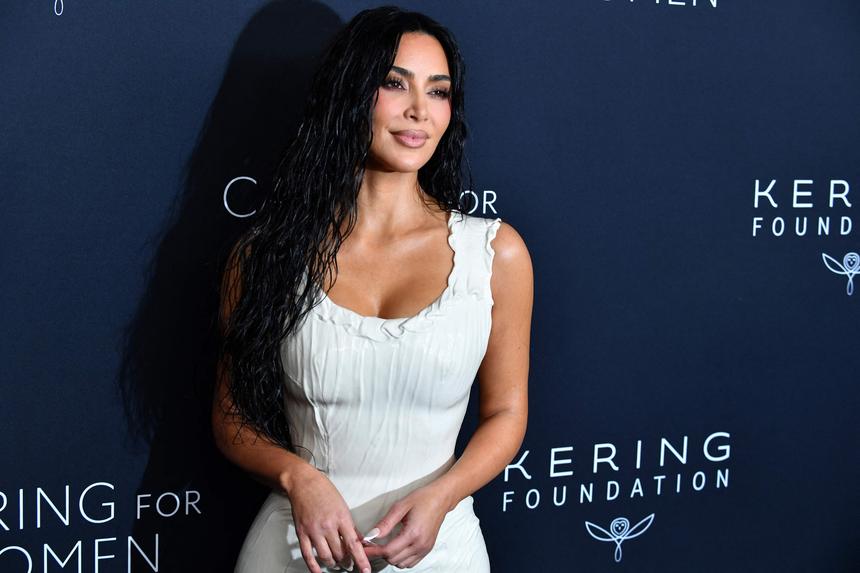 Ким Кардашьян планирует обратиться к адвокату из-за откровенных нарядов жены Канье Уэста