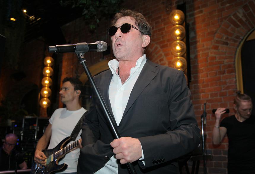 «Я не бухаю»: Григорию Лепсу подарили коньяк во время выступления в Сочи