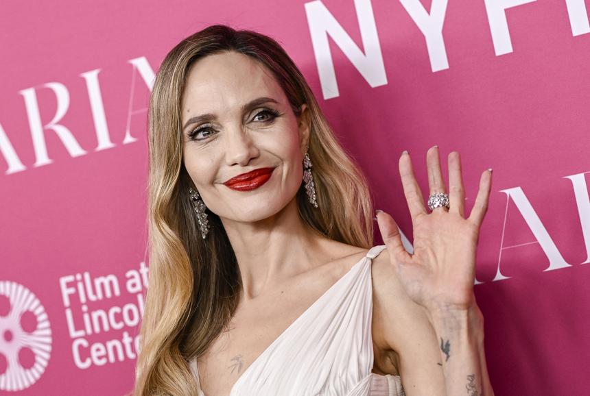 Анджелина Джоли появилась на публике с попавшим в аварию сыном