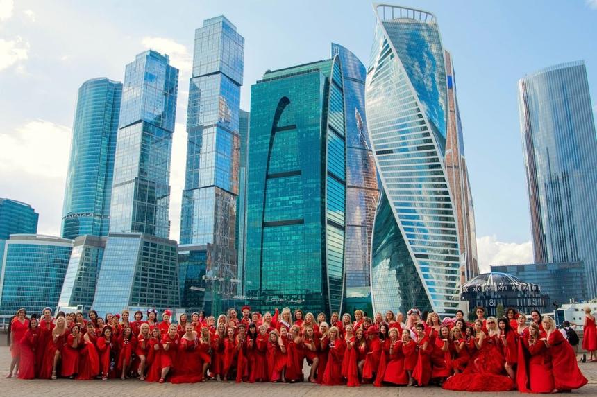 «Проект в красных платьях» в Москве, 2024 год.  Организатор Юлия Кибардина и 180 участниц
