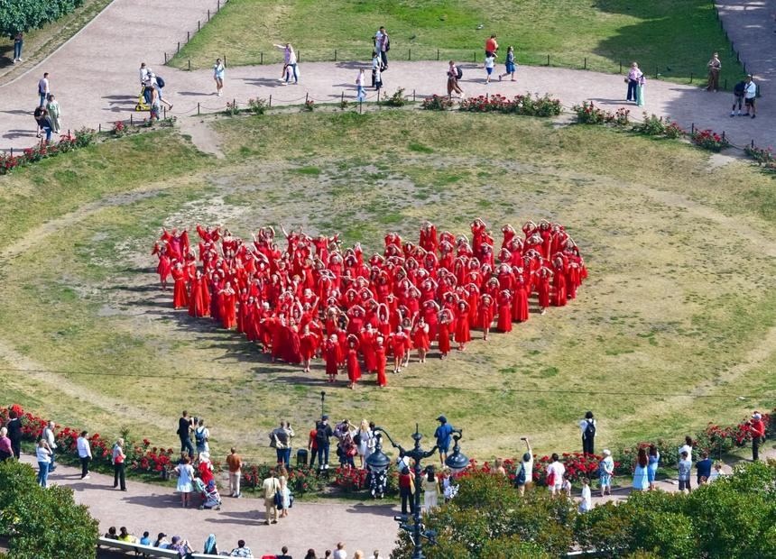 «Проект в красных платьях» в Санкт-Петербурге, 2024 год. Организатор Юлия Кибардина и 250 участниц