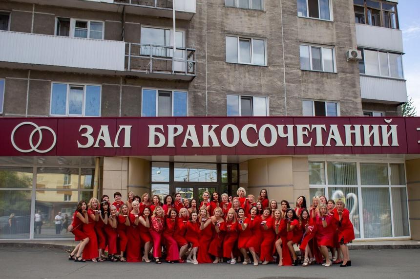 «Проект в красных платьях» в Республике Хакасия, город Абакан, 2024 год