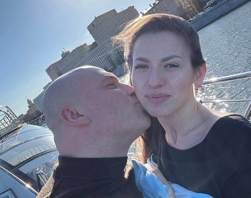 Актер Константин Соловьев женился на поклоннице, которая младше него на 19 лет