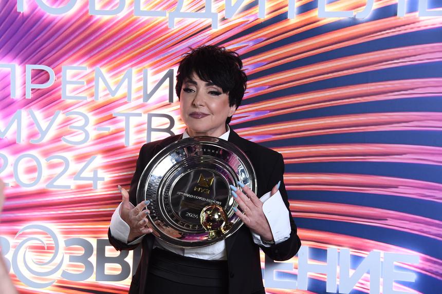 Показала язык: певица Лолита стала моделью и вышла на подиум