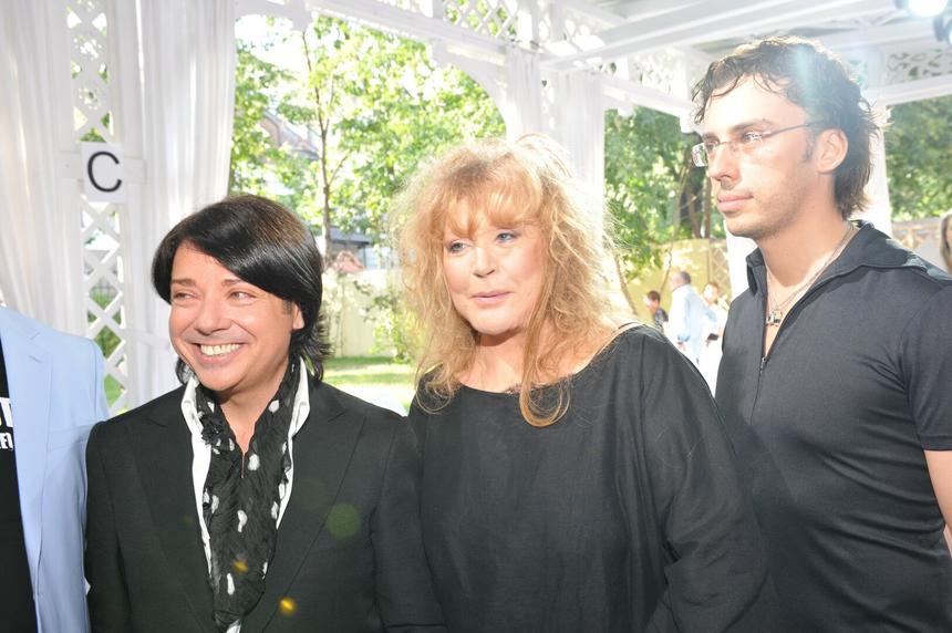 Алла Пугачева поддержала вдову Валентина Юдашкина в день его рождения