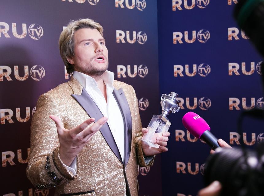 «Зачем ты такое надеваешь?»: Николай Басков прилюдно пристыдил Митю Фомина