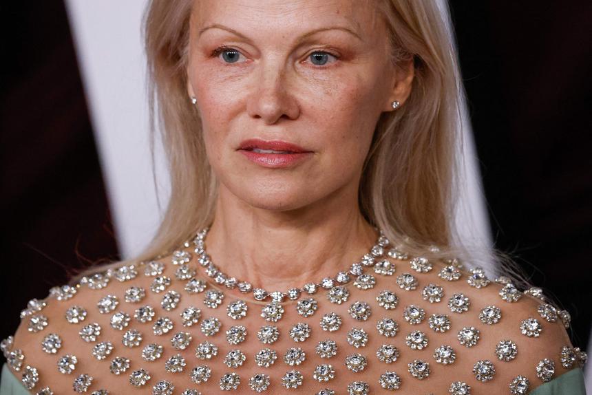 «Очень нелестные фотографии»: Памелу Андерсон засняли на улице Нью-Йорка без макияжа