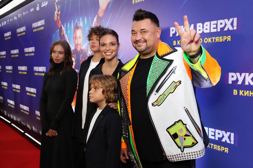 «Уши свернулись в трубочку»: Жуков пожаловался на современные каверы на «Руки Вверх!»