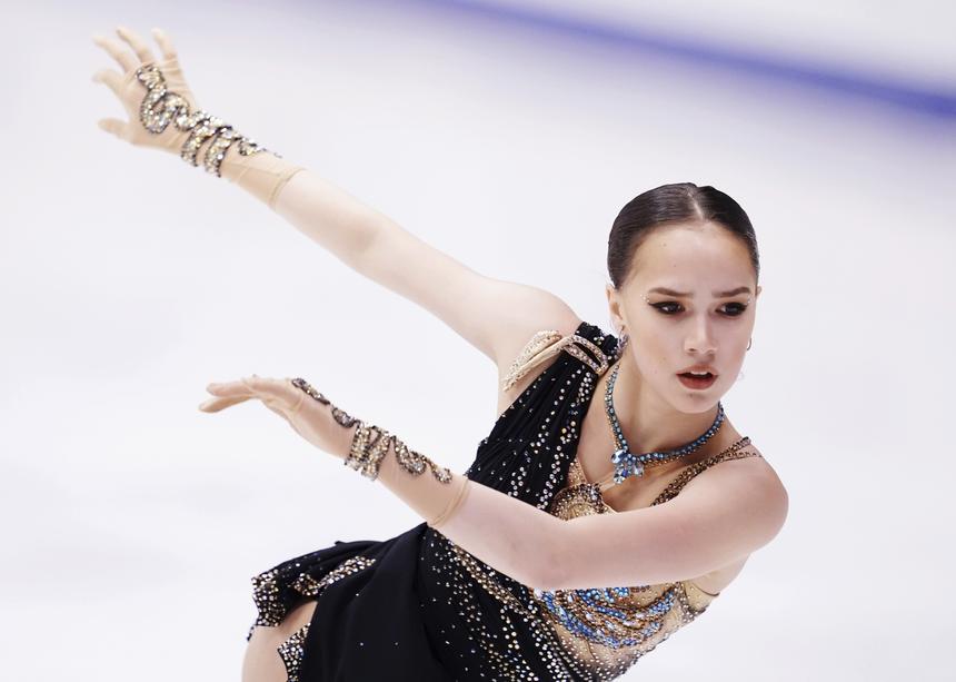 «Уложила всех одним взглядом»: экс-ведущая «Ледникового периода» Алина Загитова восхитила новым образом