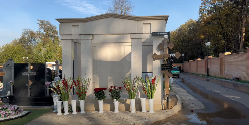 На могиле мужа Дианы Гурцкая построили огромный памятник с колоннами