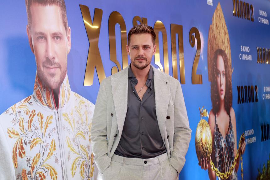 Скрывающий лицо сына Милош Бикович впервые устроил с ним фотосессию у бассейна