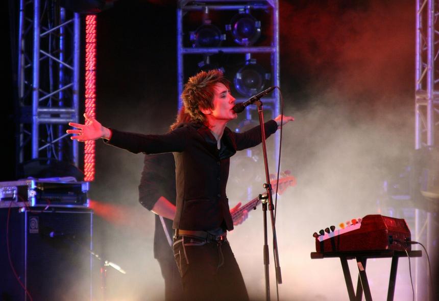 «Когда-нибудь мы там встретимся»: Земфира* затосковала по России на концерте в Праге